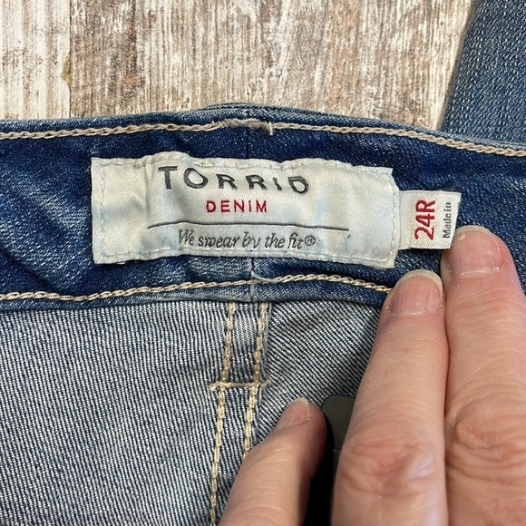 Torrid NWT Classic Verona Destructed Ankle Skinny Jeans Size 24 - Picture 3 of 11